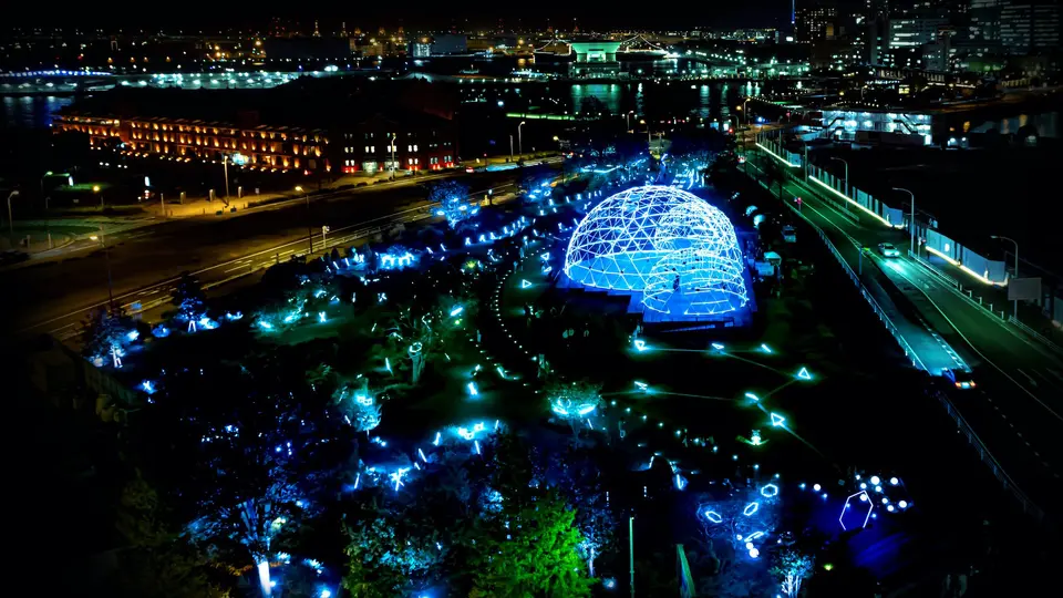 「ヨルノヨ 2020」のメイン会場、青く光る巨大なドーム型オブジェ「CROSS DOME」の空撮