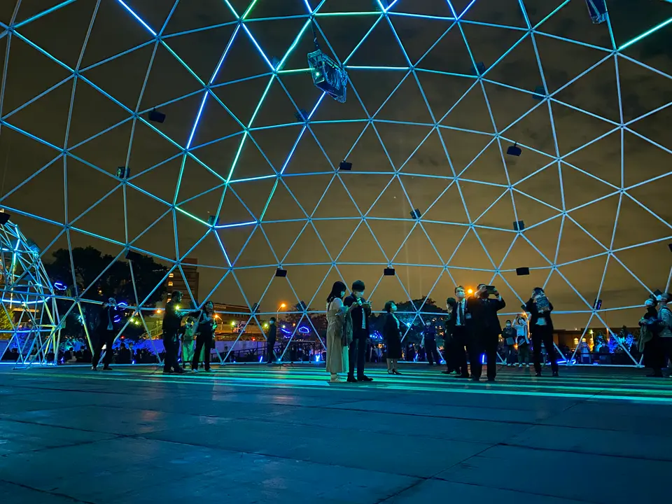 「CROSS DOME」の内部。光る幾何学フレームの下に集う来場者たち