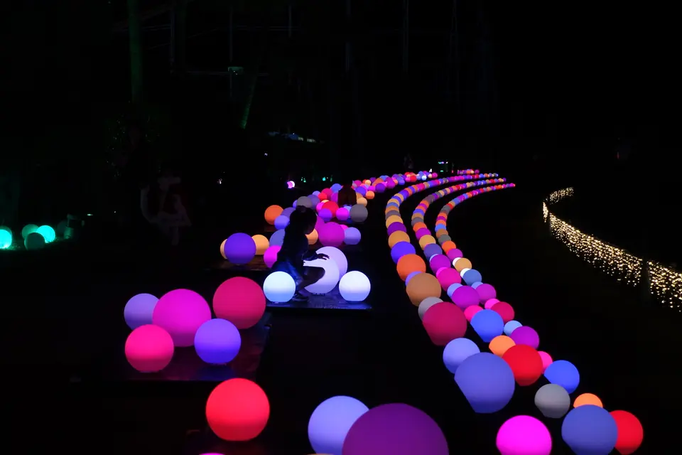 色とりどりの光る球体が連なる「Drop of Light」の会場で遊ぶ子供の様子