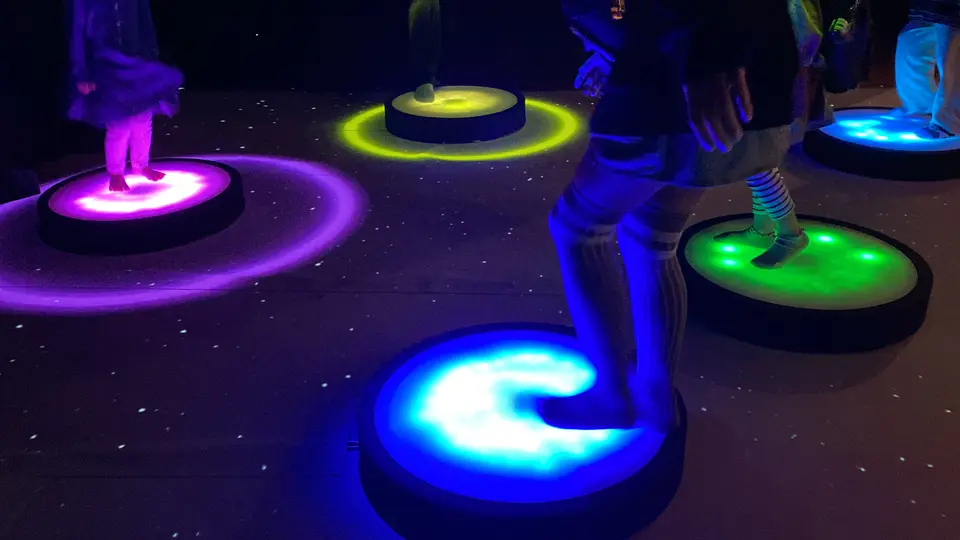 インタラクティブ作品「bouncer」の展示風景。身体の動きに光と音が反応する様子（2023年）