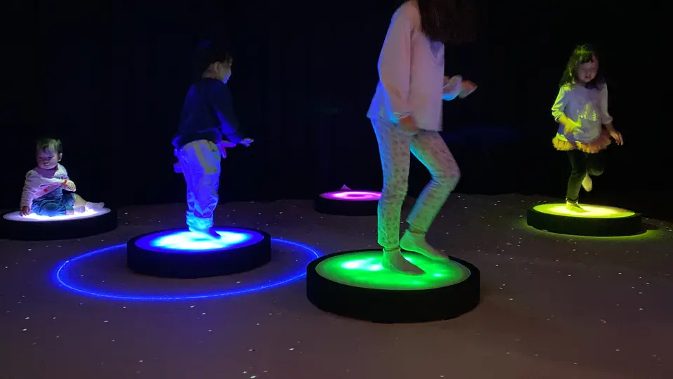 「bouncer」の体験風景。身体の動きと光・音が連動するインスタレーション（2023年）