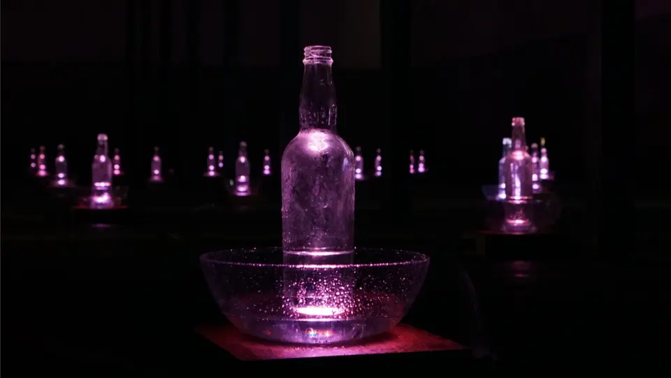 酒蔵跡で展開するインスタレーション「Signs」の展示風景